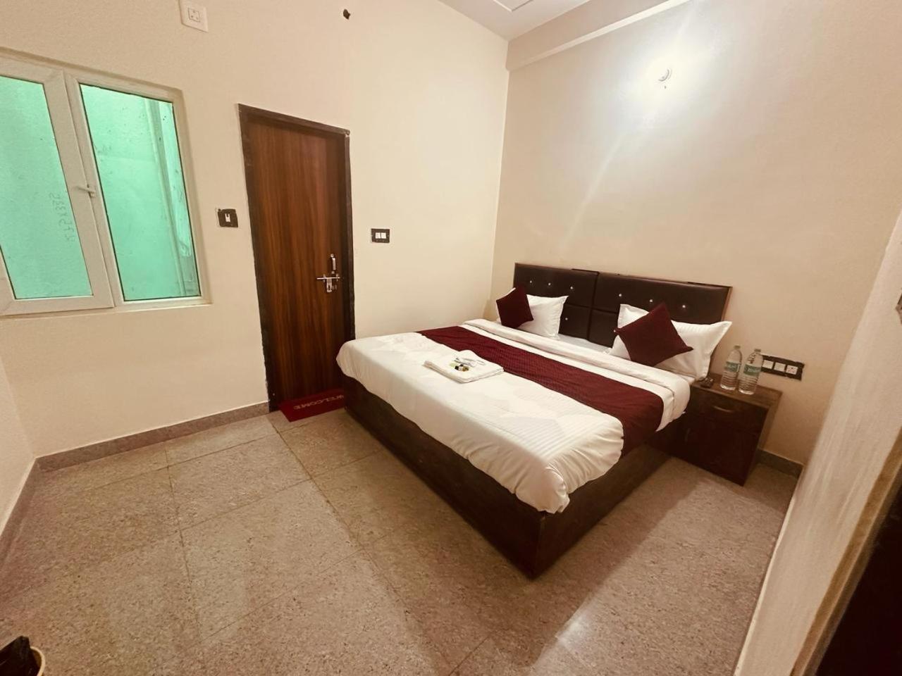 The Lord Krishna Residency Vrindavan Hotel Eksteriør billede