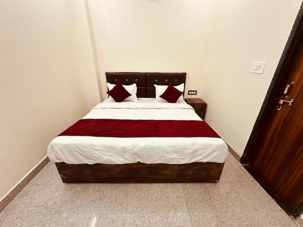 The Lord Krishna Residency Vrindavan Hotel Eksteriør billede