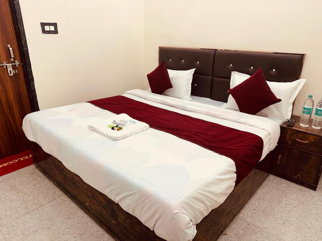The Lord Krishna Residency Vrindavan Hotel Eksteriør billede