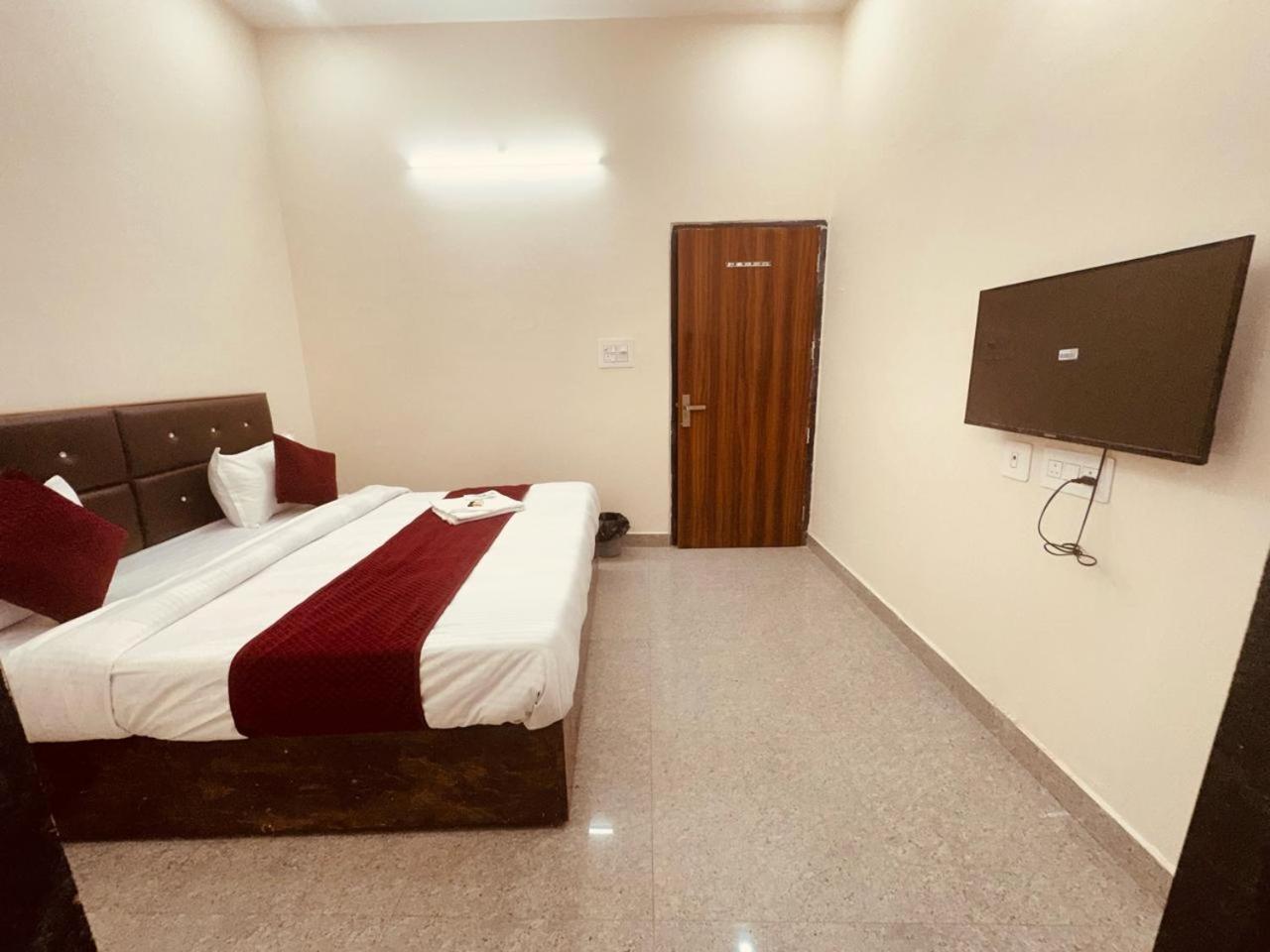 The Lord Krishna Residency Vrindavan Hotel Eksteriør billede