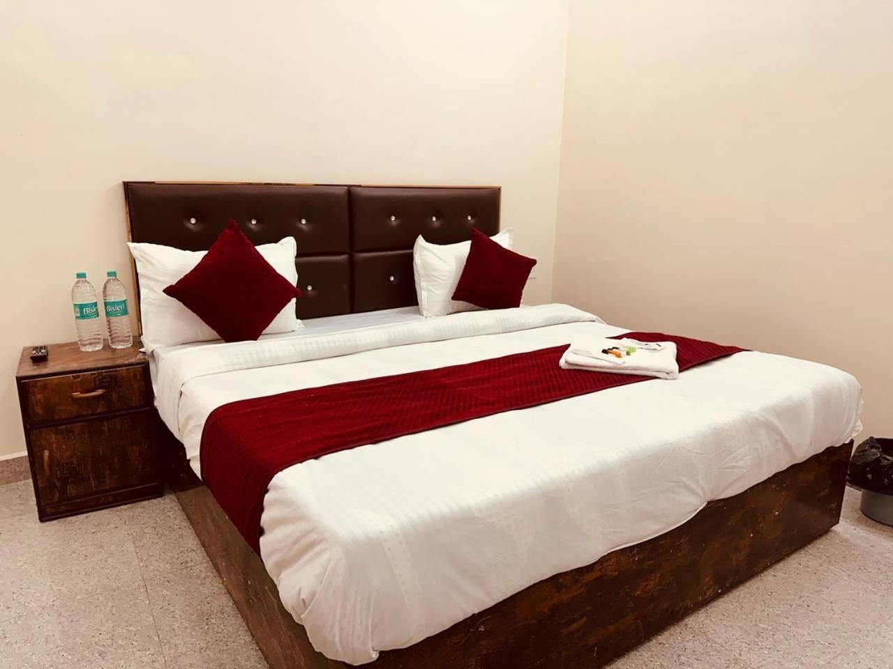 The Lord Krishna Residency Vrindavan Hotel Eksteriør billede