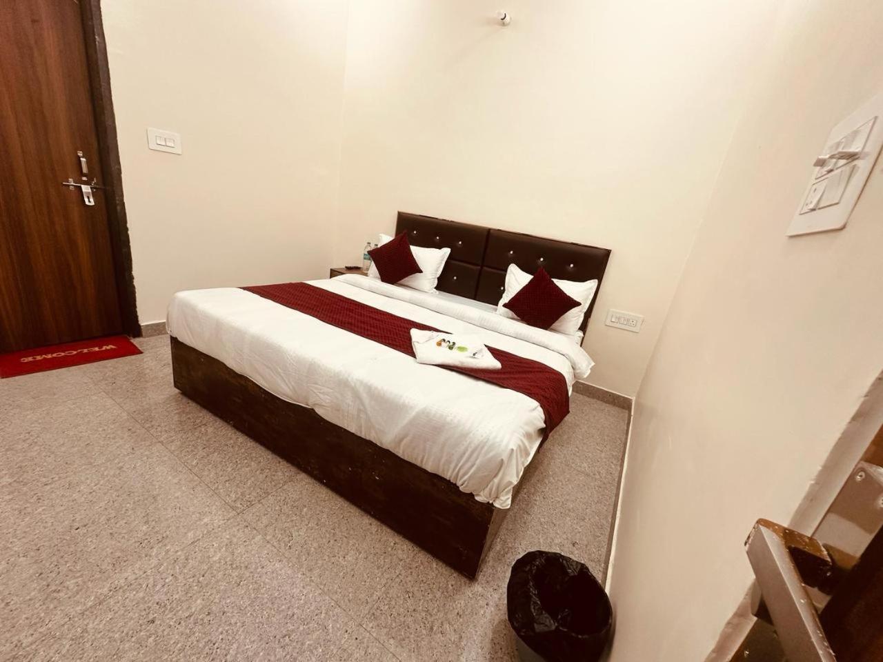 The Lord Krishna Residency Vrindavan Hotel Eksteriør billede