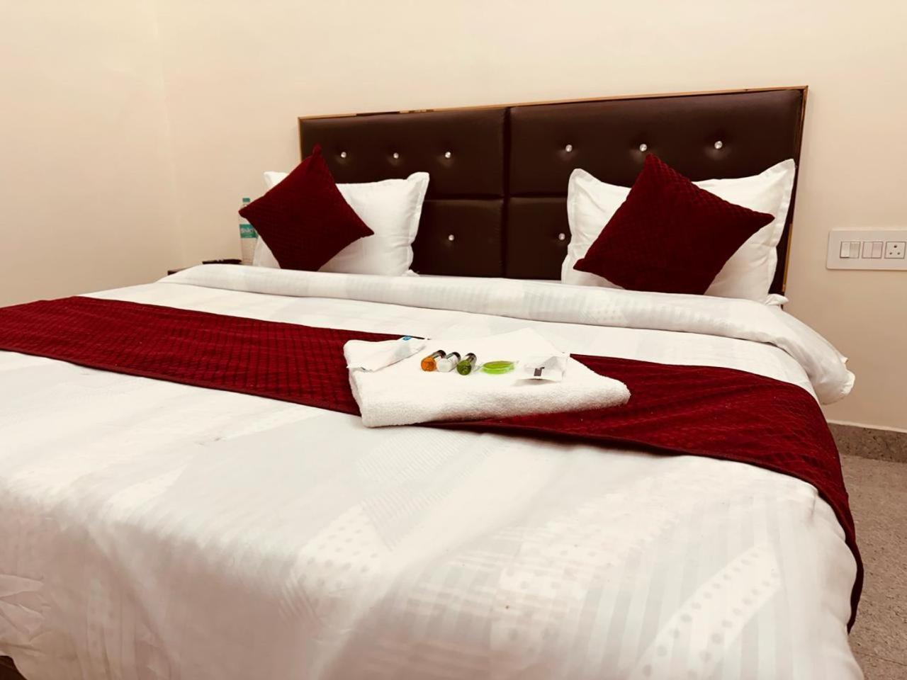 The Lord Krishna Residency Vrindavan Hotel Eksteriør billede