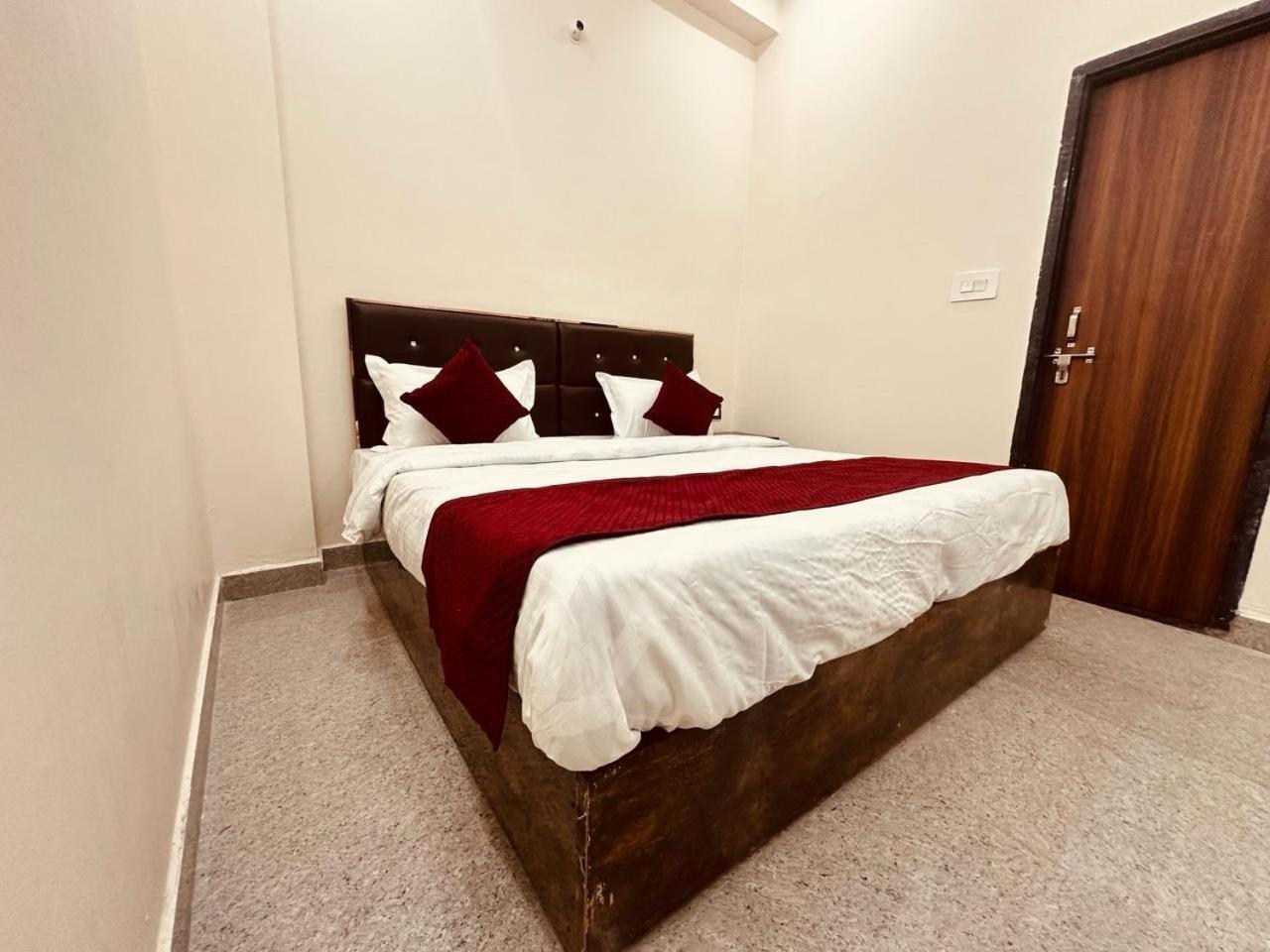 The Lord Krishna Residency Vrindavan Hotel Eksteriør billede