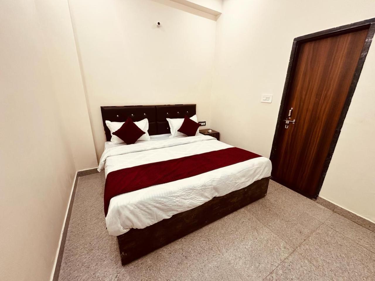 The Lord Krishna Residency Vrindavan Hotel Eksteriør billede