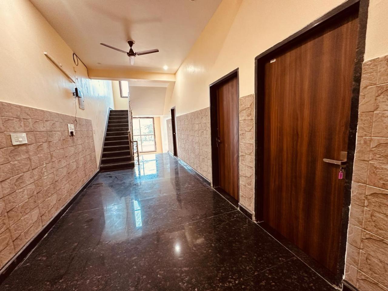 The Lord Krishna Residency Vrindavan Hotel Eksteriør billede