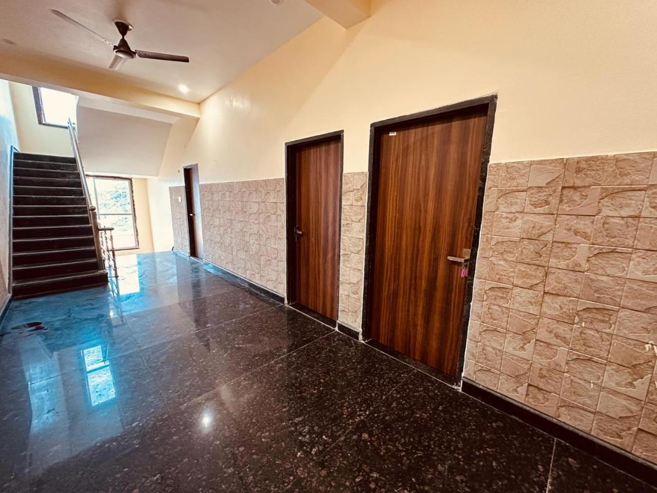 The Lord Krishna Residency Vrindavan Hotel Eksteriør billede